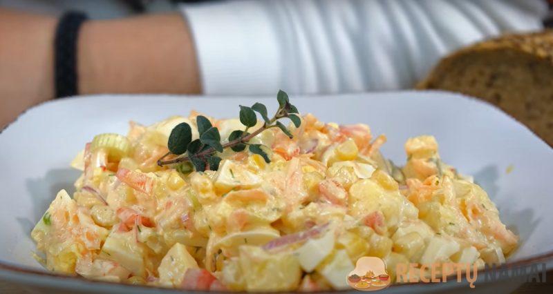 Вкусный и оригинальный: простой салат с яйцами и овощами