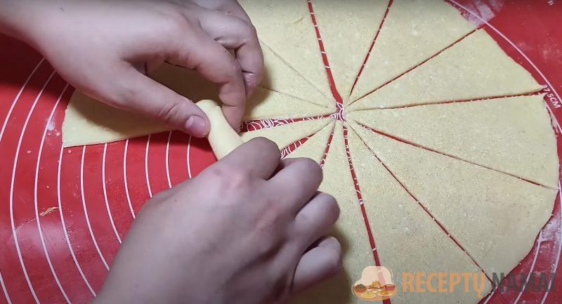 Вкусные и нежные рогалики, лучше рецепта не встречала. Беру творог и готовлю: просто и вкусно