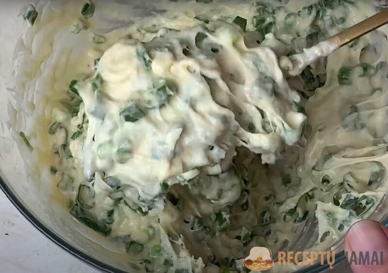 Беру 2 яйца и делаю самое простое тесто. Вылейте тесто на зелёный лук и вкусный завтрак для всей семьи на сковороде готов