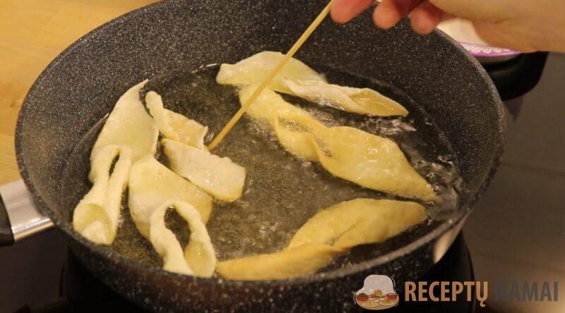 Как приготовить хрустящий хворост. Тот самый, вкусный десерт из детства