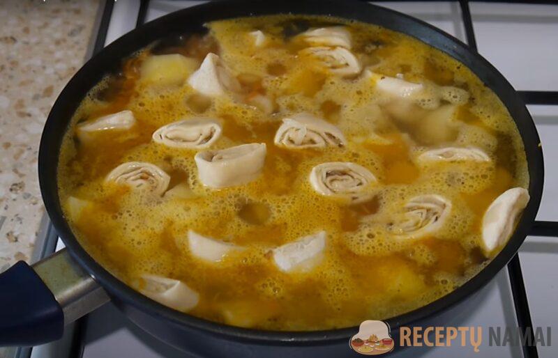 Легко заменит все обычные супы с галушками. Штрудель с мясом и картошкой: приготовила и не пожалела