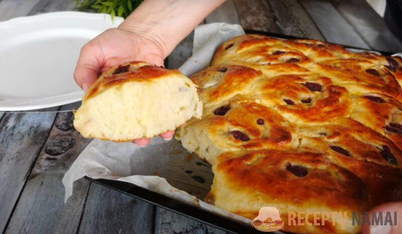 Сдобные булочки с вишней. Воздушные, как облачко