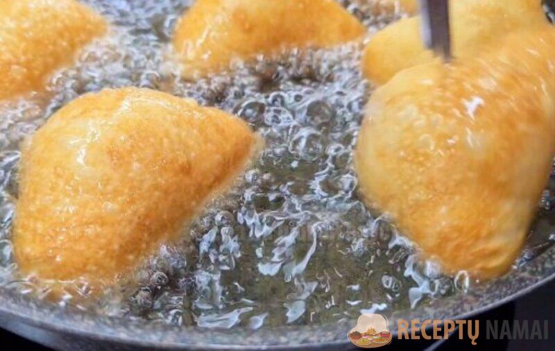 Добавляю в тесто на кефире ложку крупы. От таких пирожков не оторваться: сочные беляши без дрожжей