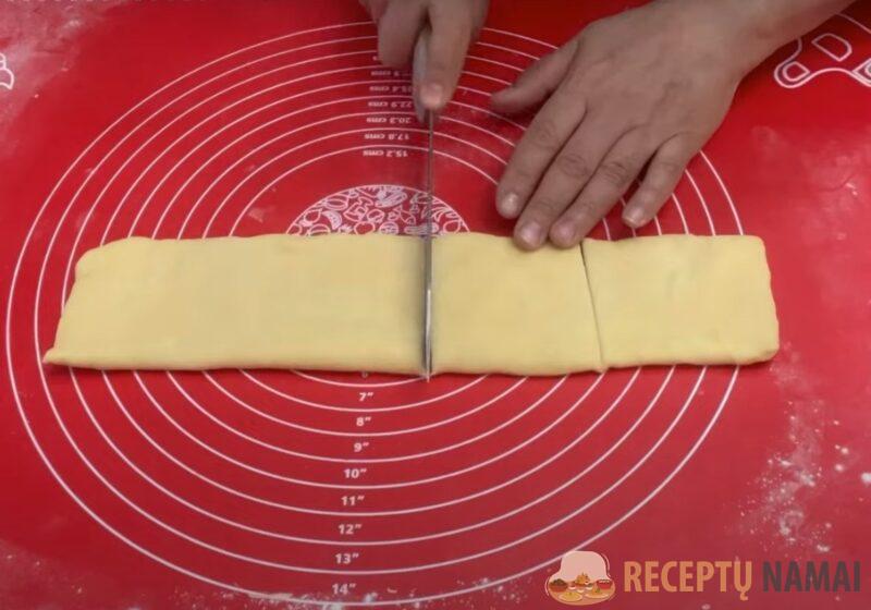 Беру 2 яйца и 3 стакана муки. В магазине такие вы точно не найдёте: очень вкусные пирожки с картошкой