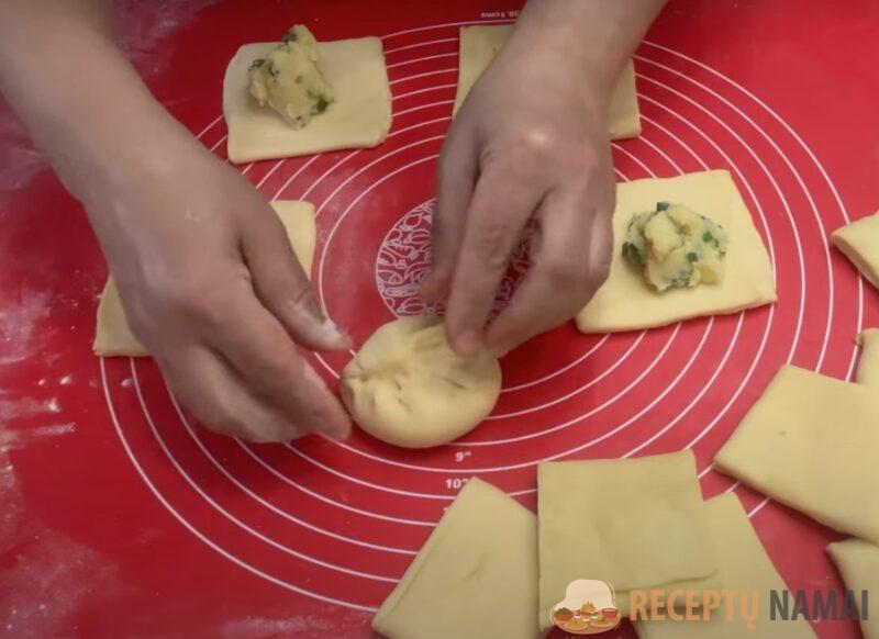 Беру 2 яйца и 3 стакана муки. В магазине такие вы точно не найдёте: очень вкусные пирожки с картошкой