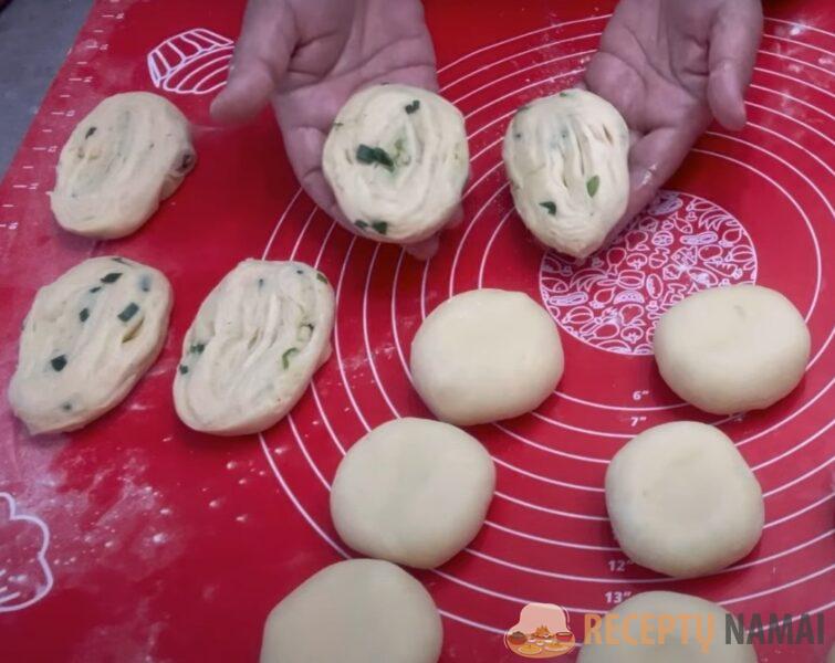 Беру 2 яйца и 3 стакана муки. В магазине такие вы точно не найдёте: очень вкусные пирожки с картошкой