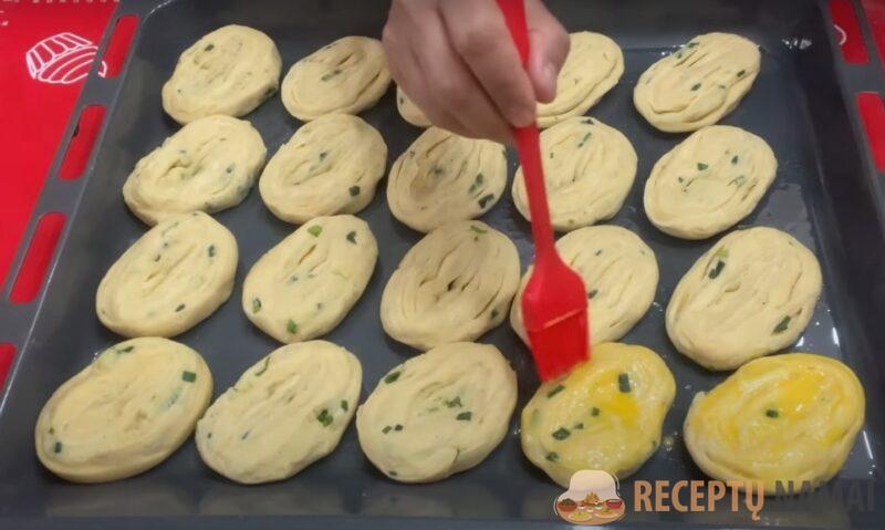 Беру 2 яйца и 3 стакана муки. В магазине такие вы точно не найдёте: очень вкусные пирожки с картошкой