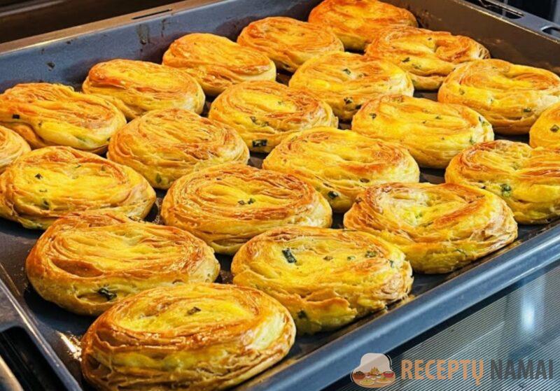 Беру 2 яйца и 3 стакана муки. В магазине такие вы точно не найдёте: очень вкусные пирожки с картошкой