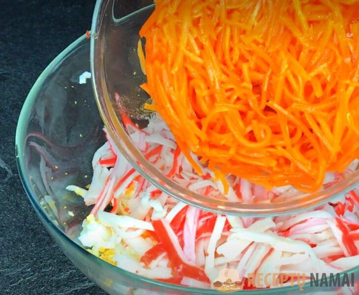 Салат "Простой" из самых доступных продуктов. Рецепт за 5 минут и нет горы посуды: со стола улетает первым