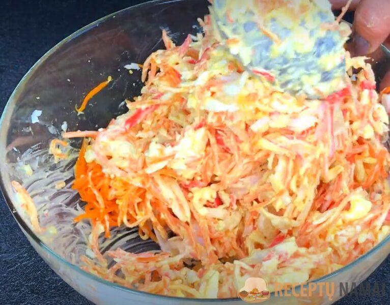 Салат "Простой" из самых доступных продуктов. Рецепт за 5 минут и нет горы посуды: со стола улетает первым