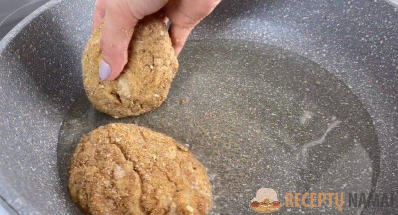 Эти котлеты съедаются прямо со сковороды. Получаются сочными и вкусными: всё благодаря небольшой хитрости