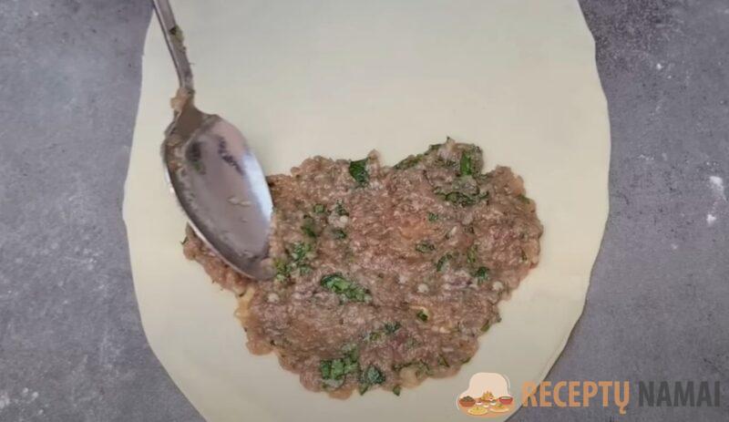 Чебуреки сочные и хрустящие: с мясом или с фаршем. Как приготовить их правильно