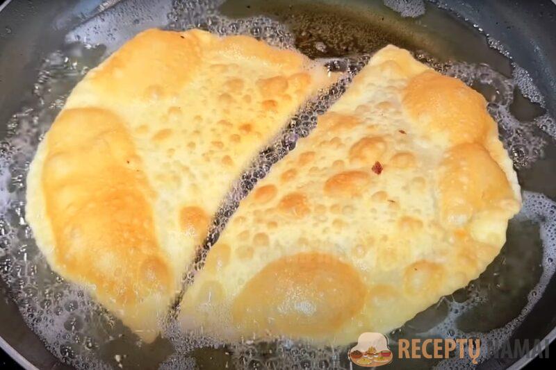 Чебуреки сочные и хрустящие: с мясом или с фаршем. Как приготовить их правильно