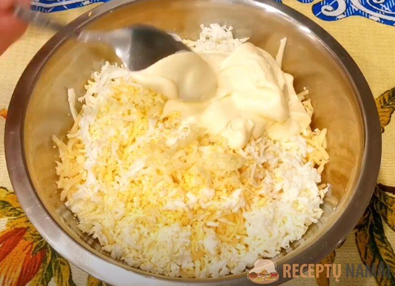 Просто возьмите сырок "Дружба" и 3 яйца. Вкусный слоёный рулет с начинкой за 30 минут