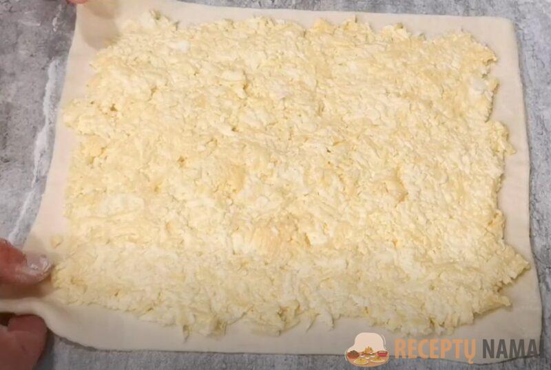 Просто возьмите сырок "Дружба" и 3 яйца. Вкусный слоёный рулет с начинкой за 30 минут