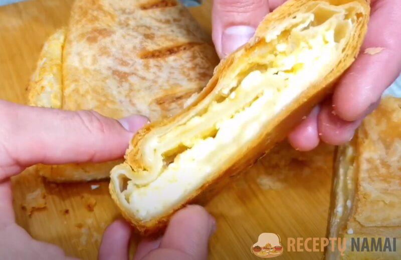 Просто возьмите сырок "Дружба" и 3 яйца. Вкусный слоёный рулет с начинкой за 30 минут