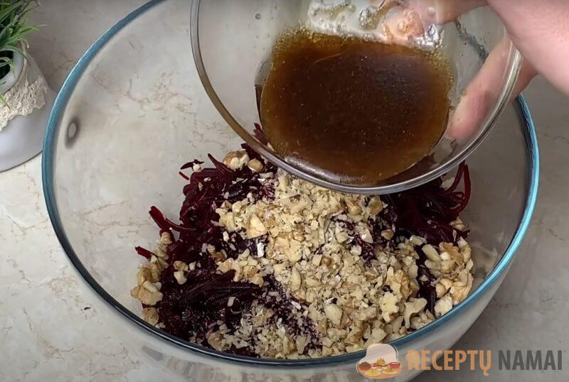 Всего 3 основных ингредиента. Быстрый и вкусный рецепт салата из свеклы: готовим за 5 минут