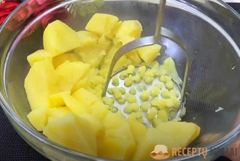 Беру картофель и молоко. Вместо пирожков готовлю лепёшки по рецепту турецкого повара: все в восторге