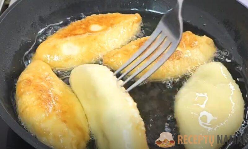 Беру кефир, 1 яйцо и немного муки. Такие пирожки ем и не поправляюсь: бабушка соседка поделилась рецептом