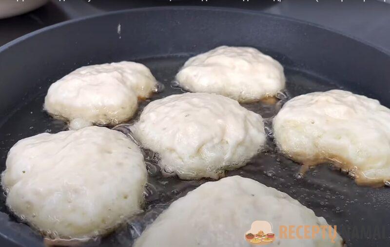 Всегда получаются пышными и не опадают. Оладьи на дрожжах: проверенный рецепт