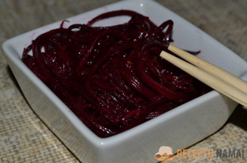 Салат из сырой свеклы, который я могу есть хоть каждый день. Не надоедает: просто и вкусно