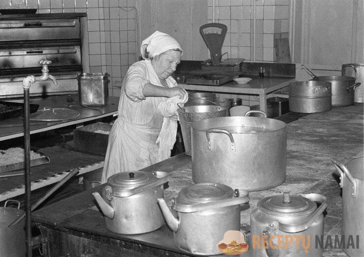 Бывшая повариха из советской столовой рассказала, в чём они замачивали мясо, чтобы оно стало нежным и мягким