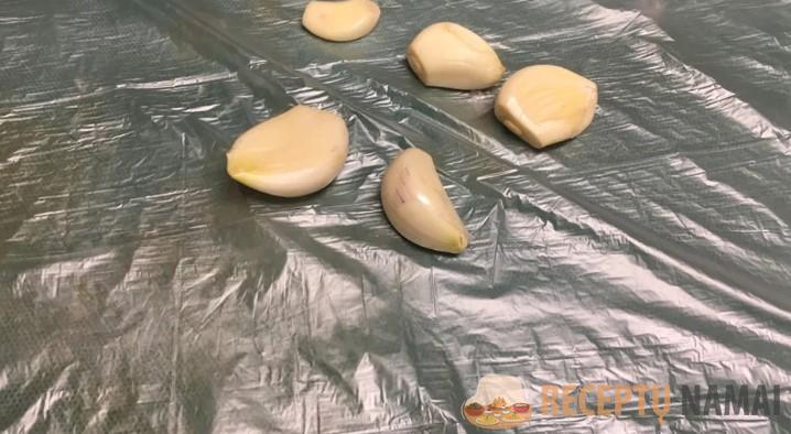 Знакомый мясник поведал мне, как быстро измельчать чеснок! Без терки, чеснокодавки и вилки