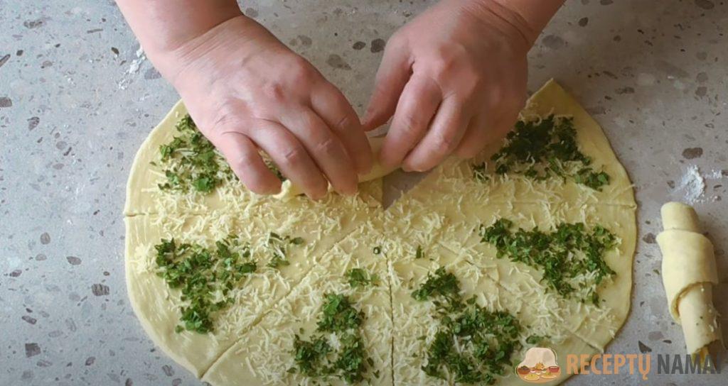 Быстрые булочки-рогалики с сыром и зеленью. Тесто на кефире: всегда хорошо получается и пропекается