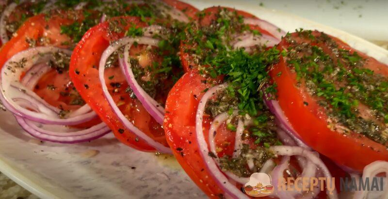 Делайте сразу 2 порции. Быстрый и вкусный салат из помидоров: весь секрет в маринаде