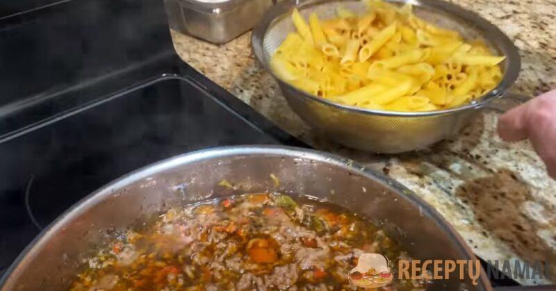 Получается сытно и много. Макароны с мясной подливой на одной сковороде