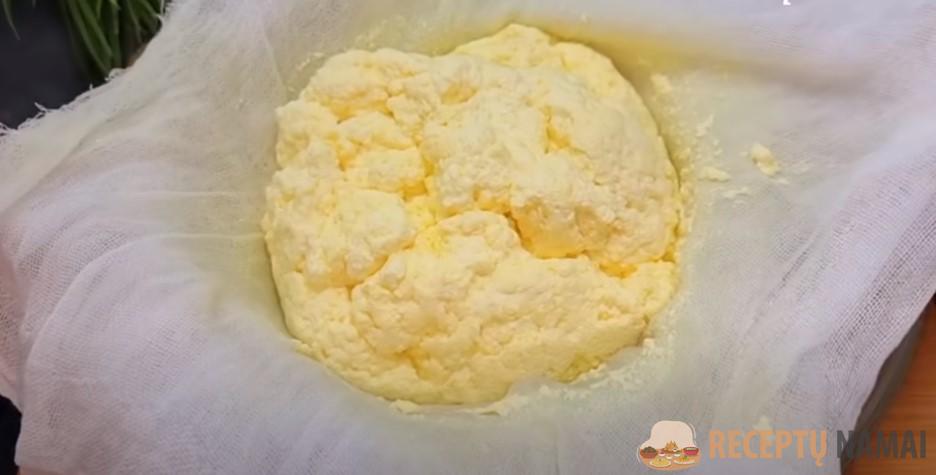 Влейте яйцо с кипящее молоко. Натуральное дополнение к бутербродам всего из 3-х ингредиентов