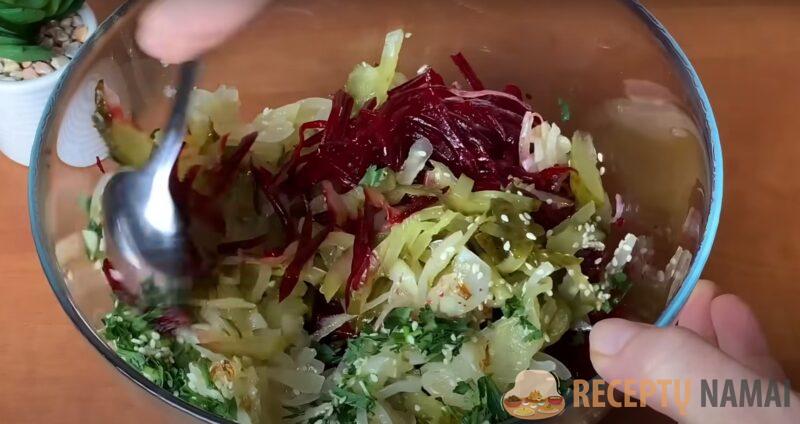 На каждый день и на праздник за 5 минут: вкусный салат из свеклы