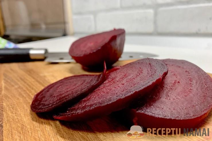 Увидела, как сестра кладёт корочку хлеба в кастрюлю, когда варит свёклу: делюсь кулинарной хитростью