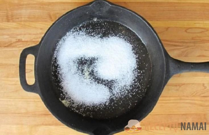 У моей бабушки ничего не пригорало в сковородках. Она покрывала их простым и доступным антипригарным покрытием