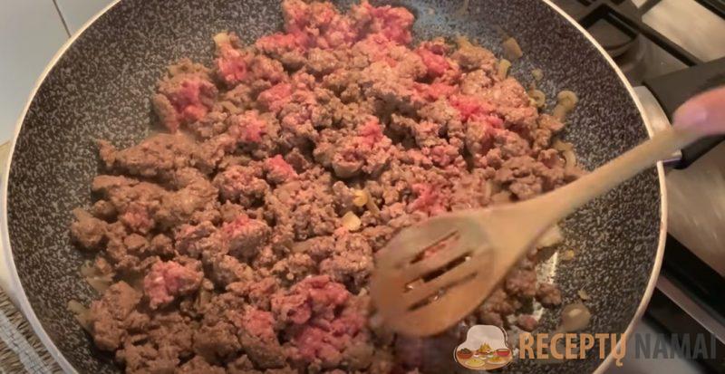 Мука, вода и говяжий фарш. Беляши с самым простым тестом: очень мягкие - начинка сочная, ароматная