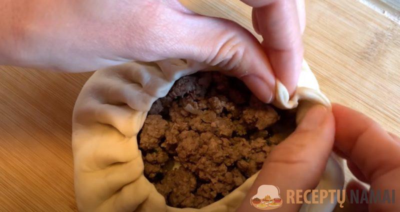 Мука, вода и говяжий фарш. Беляши с самым простым тестом: очень мягкие - начинка сочная, ароматная