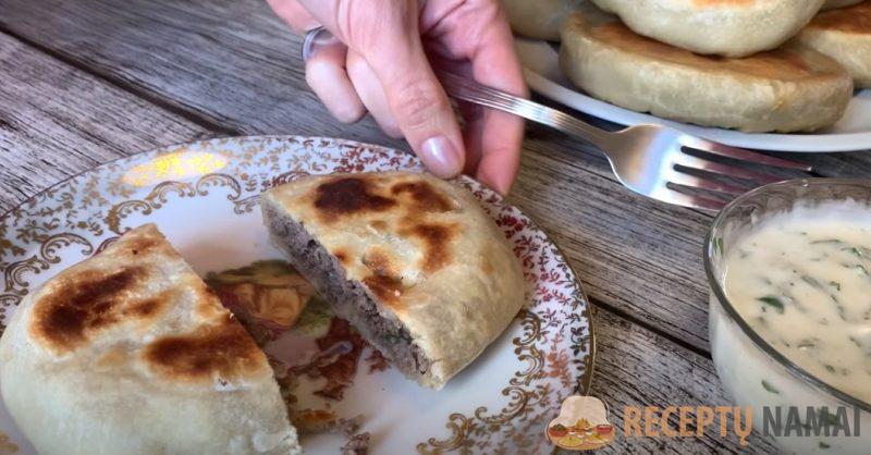 Мука, вода и говяжий фарш. Беляши с самым простым тестом: очень мягкие - начинка сочная, ароматная