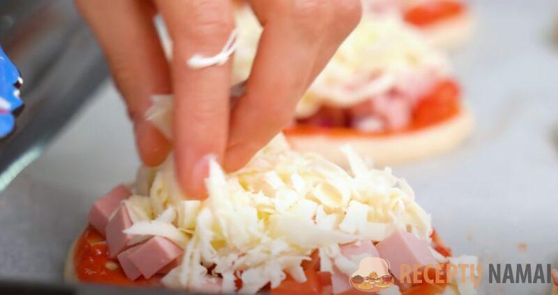 Школьные мини пиццы из детства. Простой домашний рецепт