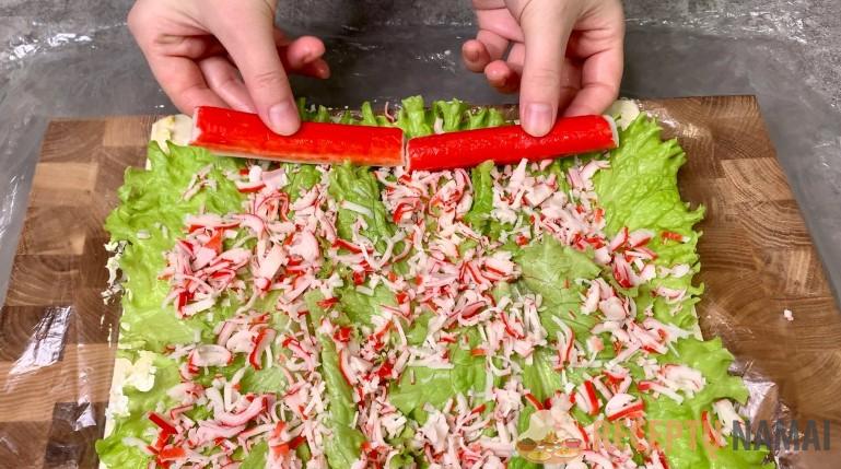 Беру крабовые палочки и сырок. Рецепт вкусного праздничного рулета: и никакого лаваша не надо