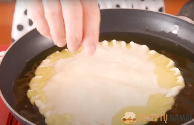 Не устаю их готовить: только мука и кипяток. Лучше, чем чебуреки или пицца