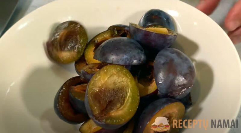 Готовьте этот пирог, пока слива на рынке ещё за копейки. Рецепт вкусной выпечки со сливами