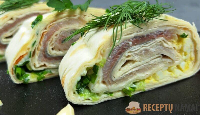 Беру селёдку и лаваш. Рецепт невероятно вкусного рулета за копейки: на праздничном столе улетает первый