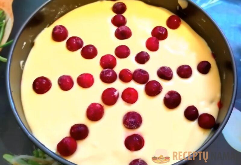 Пирог на кефире с вишней: вчера испекла, сегодня второй попросили. Все смешали и в духовку