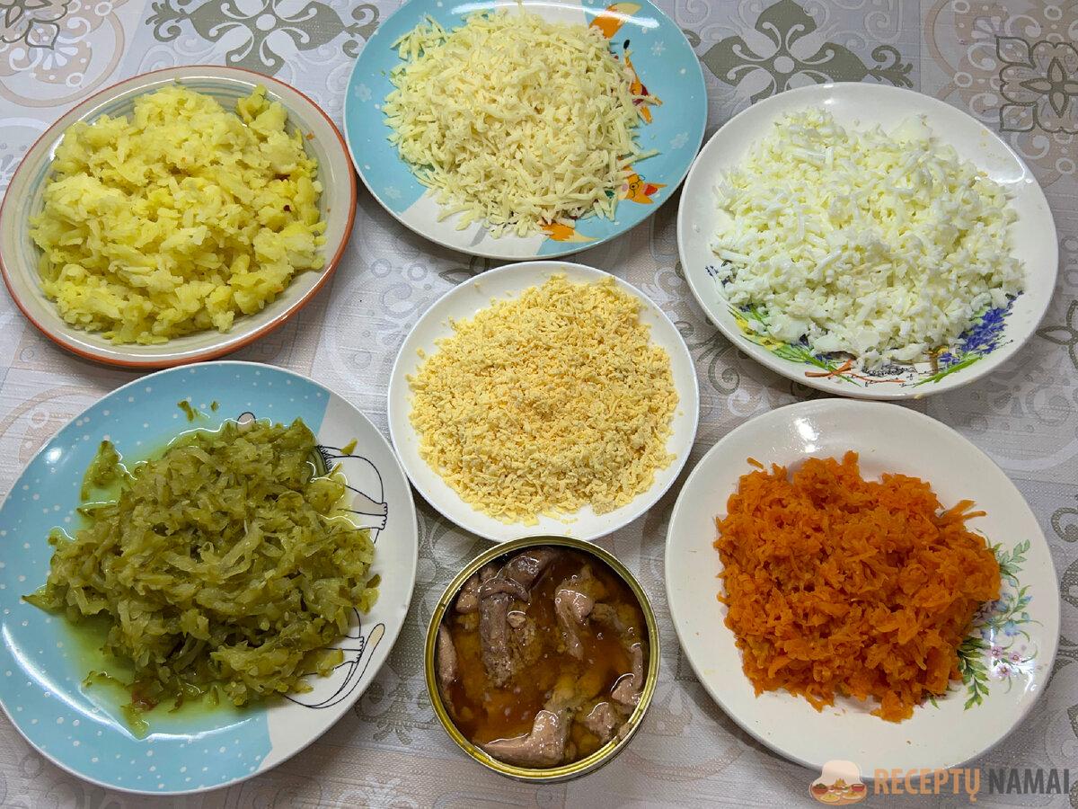 Картофель 3 шт, морковь 2 шт, огурец 3 шт, яйцо 3 шт, сыр 100 гр, 1 банка печени трески