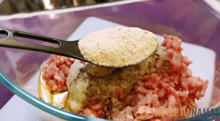 Для этого рулета даже духовка не нужна. Заворачиваю фарш с начинкой в бумагу и жарю на сухой сковороде