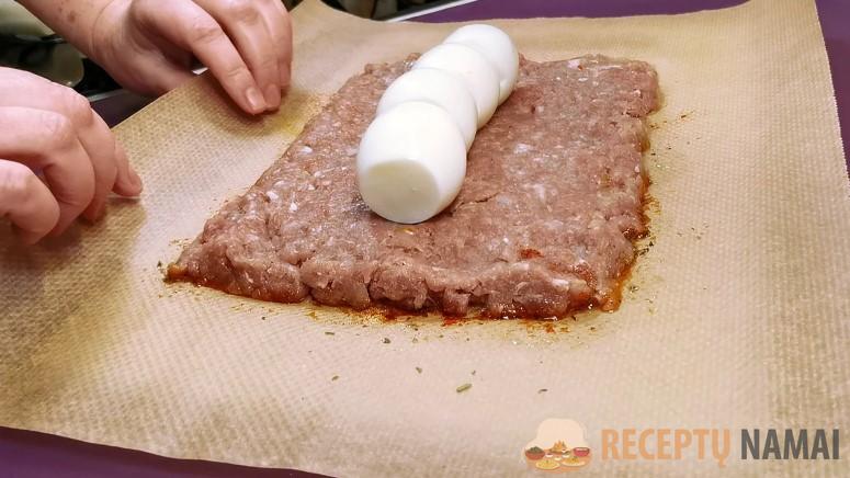 Для этого рулета даже духовка не нужна. Заворачиваю фарш с начинкой в бумагу и жарю на сухой сковороде