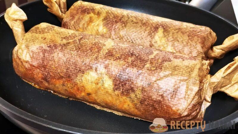 Для этого рулета даже духовка не нужна. Заворачиваю фарш с начинкой в бумагу и жарю на сухой сковороде