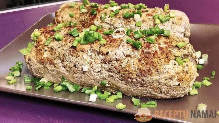 Для этого рулета даже духовка не нужна. Заворачиваю фарш с начинкой в бумагу и жарю на сухой сковороде