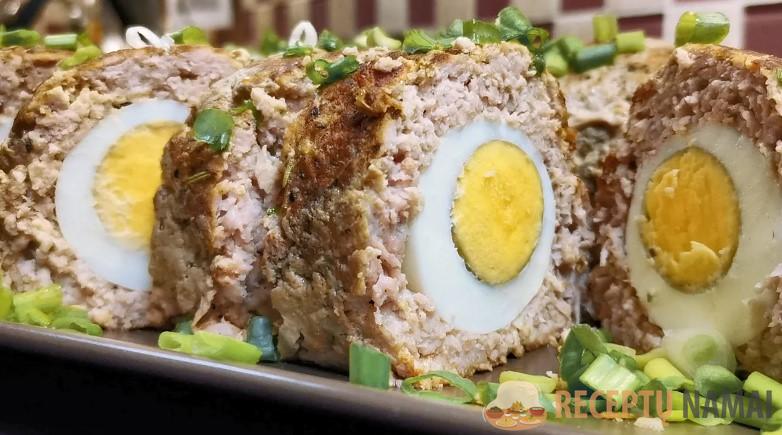 Для этого рулета даже духовка не нужна. Заворачиваю фарш с начинкой в бумагу и жарю на сухой сковороде