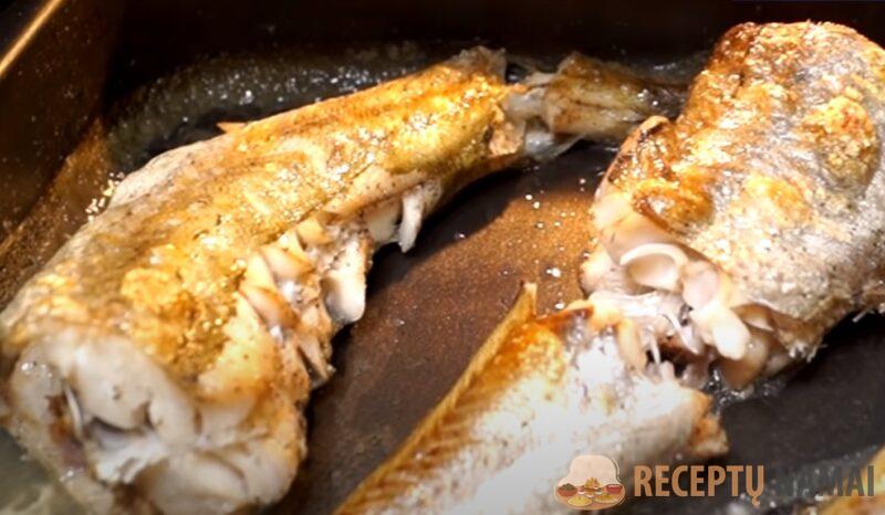 В этом рецепте нет ничего лишнего. Минтай в духовке: как сделать рыбу более сочной и золотистой